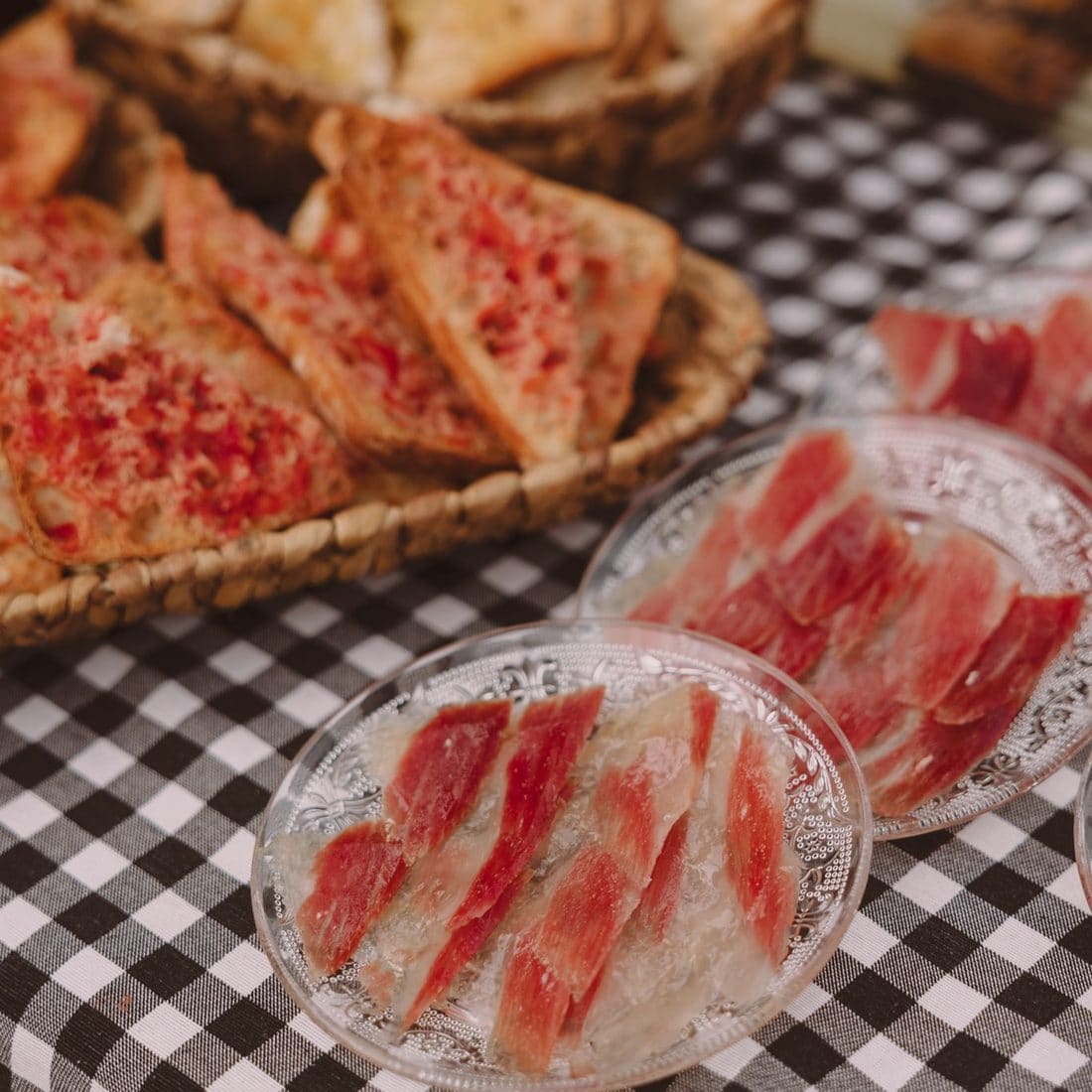 Pa amb tomàquet i plats de pernil en un aperitiu de casament