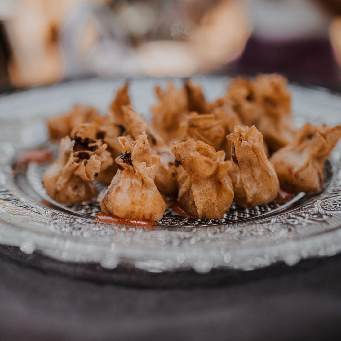 Farcellets cruixents de pasta brick servits com a aperitiu en un plat de vidre