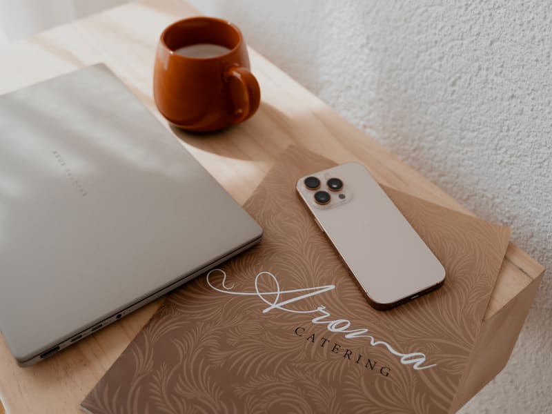 Despatx d’Aroma Catering: carpeta de la marca, portàtil i cafè