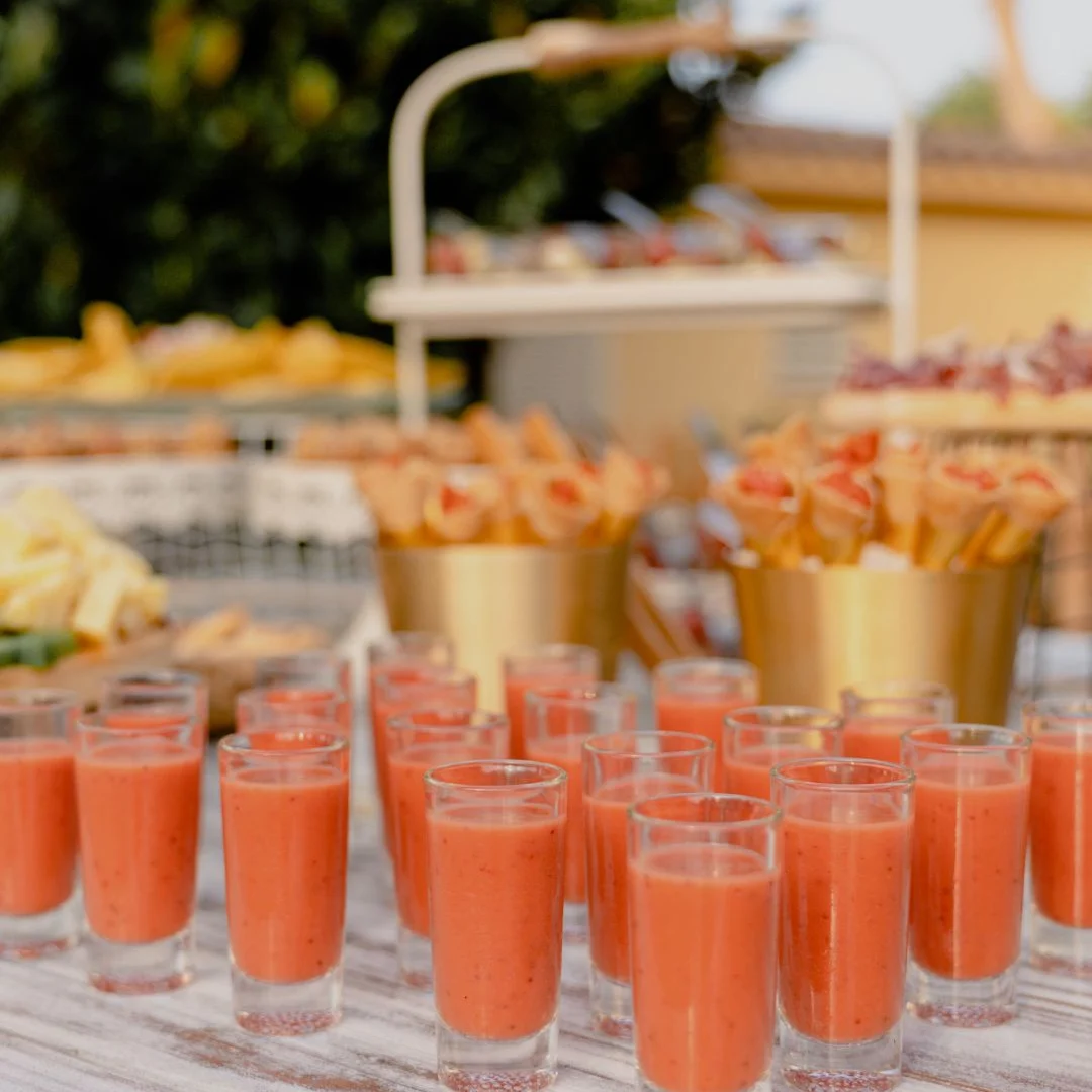 Chupitos de sopa fría de tomate y conos en cubos dorados