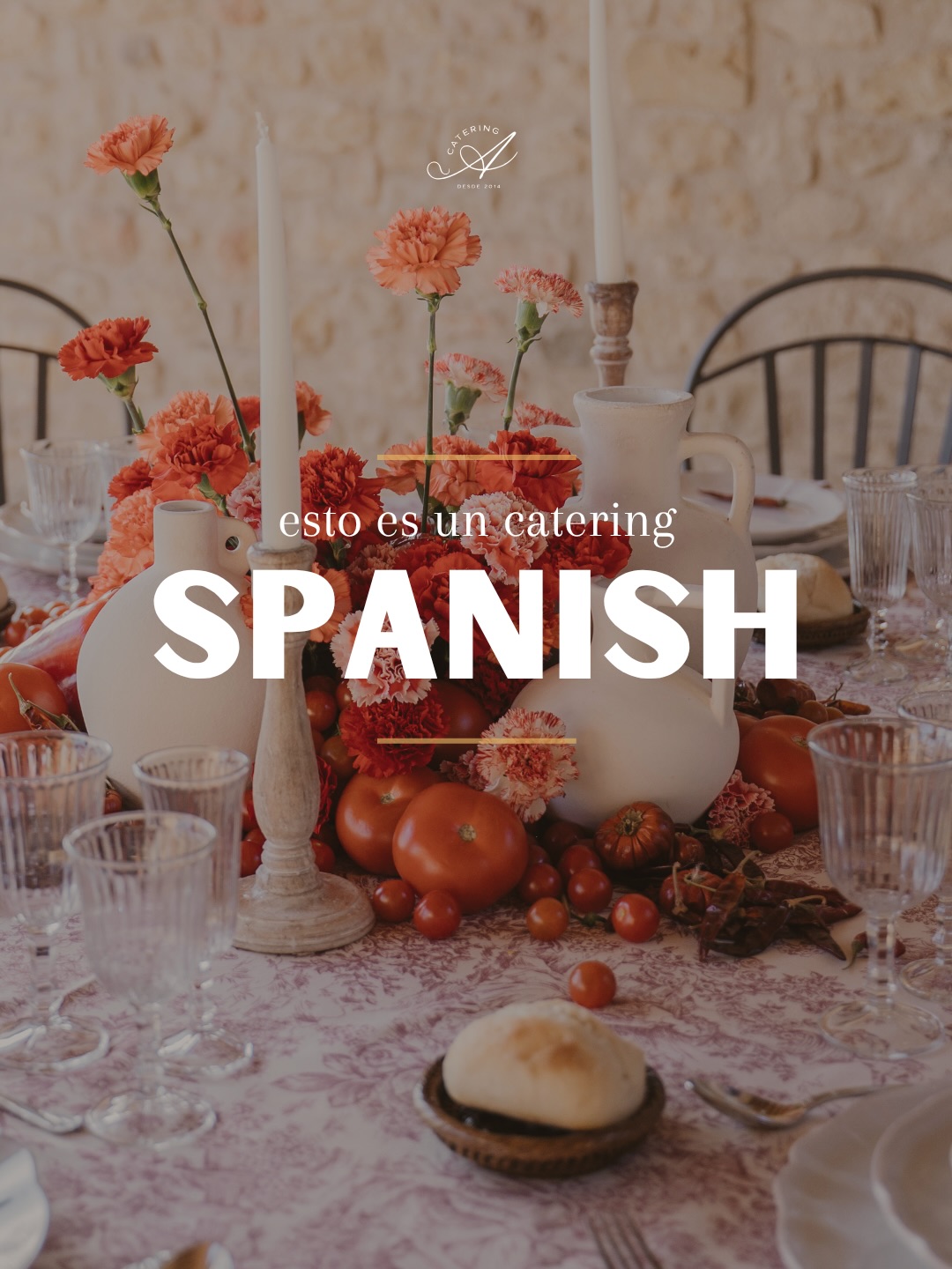 Mesa decorada con claveles naranjas, velas blancas, jarras de cerámica y tomates