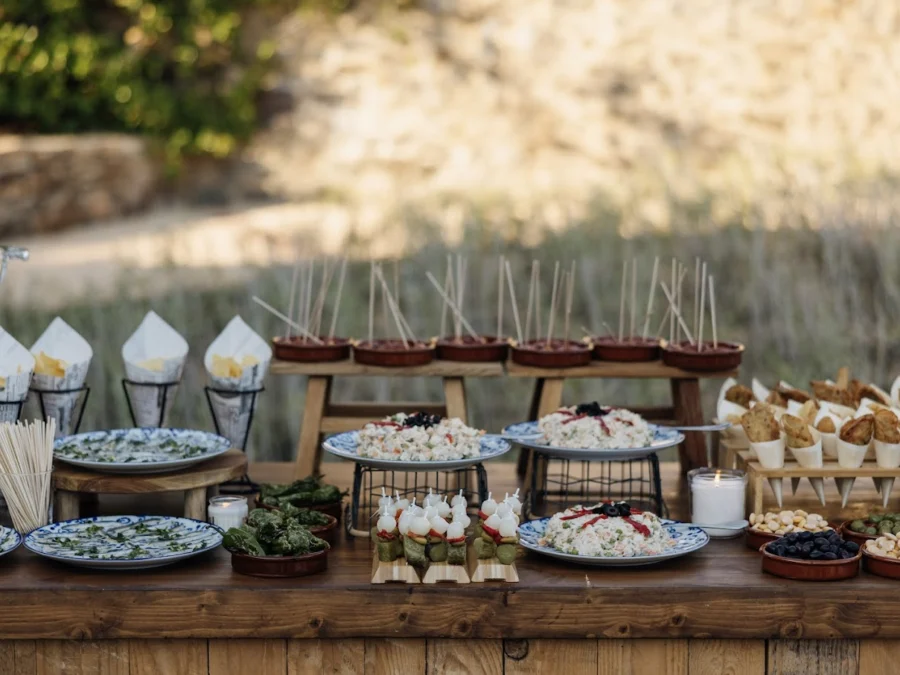 Bufé en mesa de madera con platos de arroz, conos y pinchos